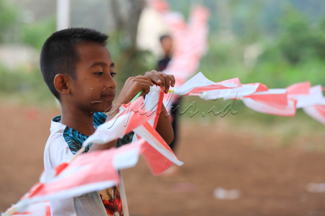 Menjelang perayaan Kemerdekaan Republik Indonesia ke-78 pada 17 Agustus mendatang, warga mendekor wilayahnya dengan berbagai pernak-pernik untuk memeriahkan suasana.