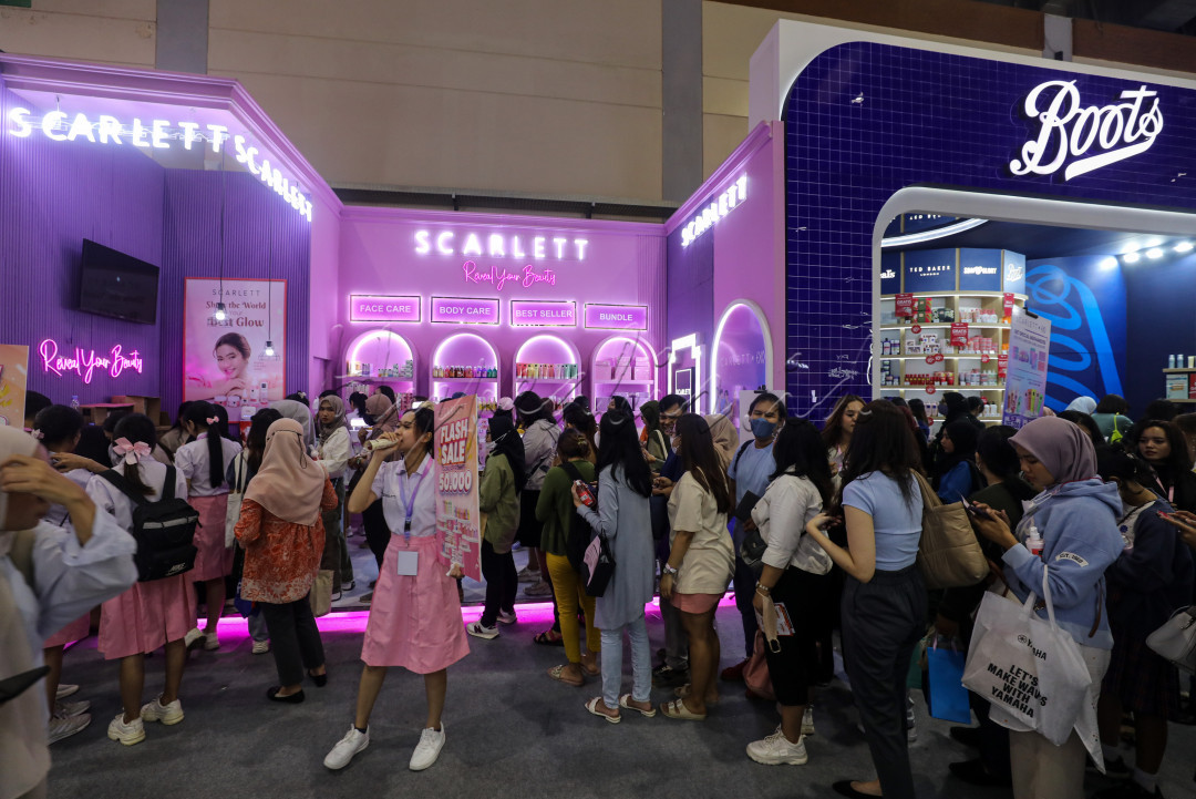 Pameran ini menghadirkan lebih dari 250 brand kecantikan yang menawarkan beragam program promo dan diskon pembelian.
