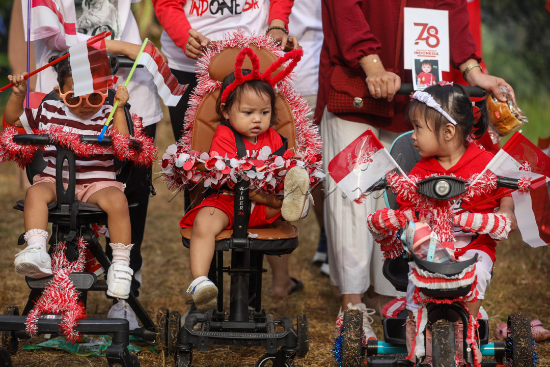 Para peserta mengenakan beragam atribut merah putih, serta menghias sepeda anak-anak dengan ornamen bertema kemerdekaan.<br />
&nbsp;