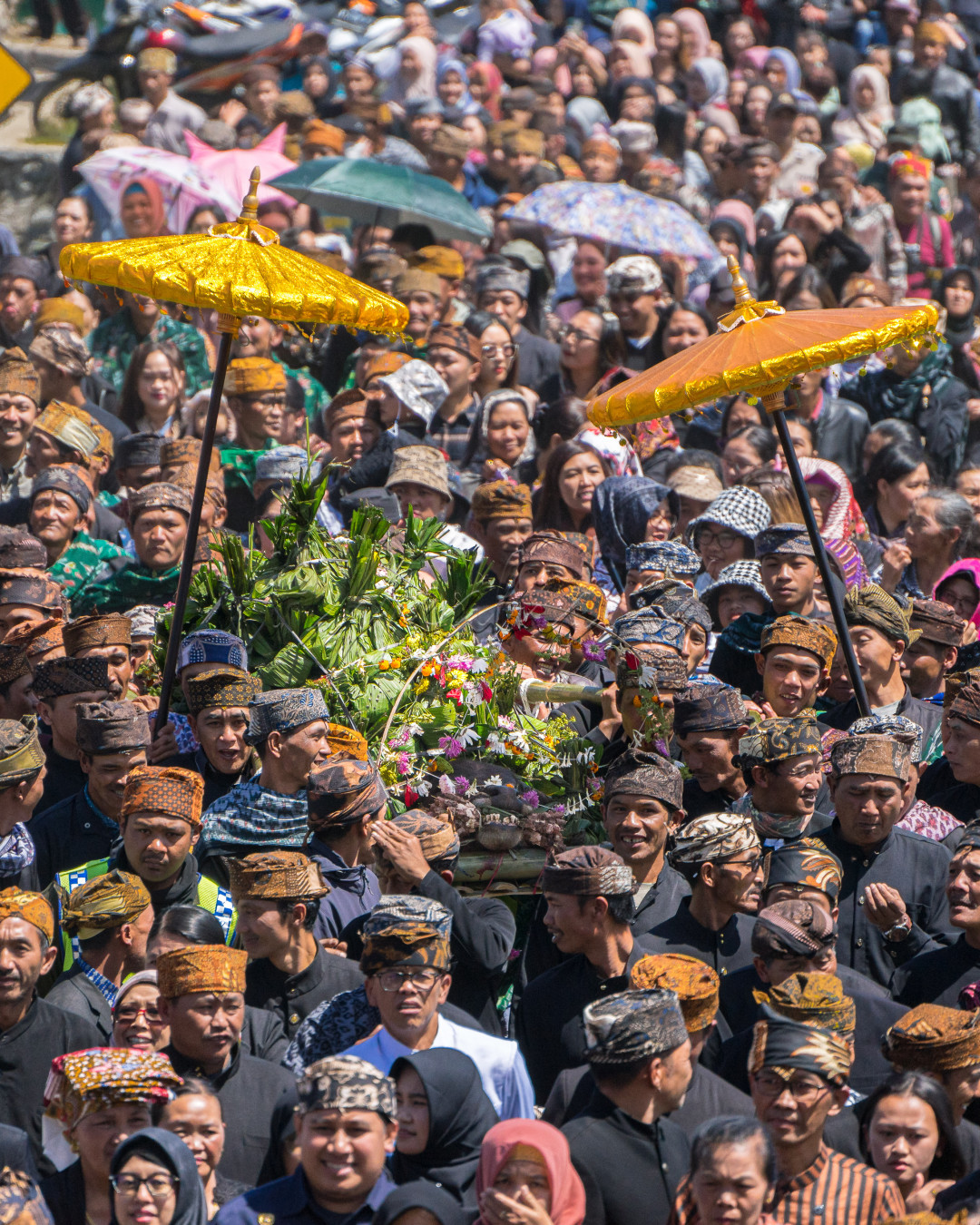 Unan-unan merupakan ritual 5 tahunan oleh Suku Tengger. Dalam ritual tersebut, seekor kerbau digunakan sebagai sesajen dan diarak keliling desa.