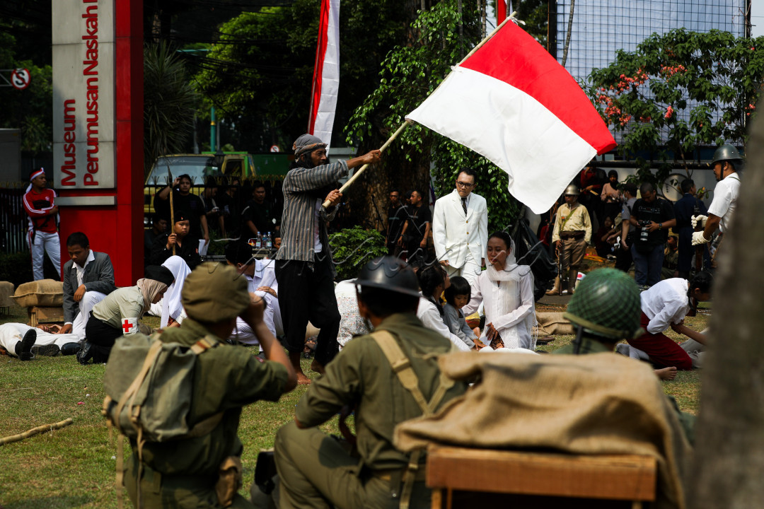 Sejumlah anggota komunitas Reenactor Bangor mementaskan sosiodrama yang mengisahkan peristiwa kemerdekaan Indonesia pada rangkaian Tapak Tilas Proklamasi di halaman Museum Perumusan Naskah Proklamasi di Jakarta.