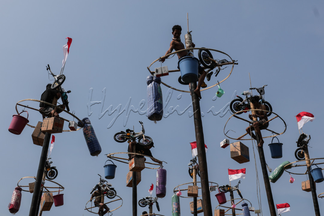 Warga mengikuti lomba panjat pinang di Pantai Festival Ancol, Jakarta.