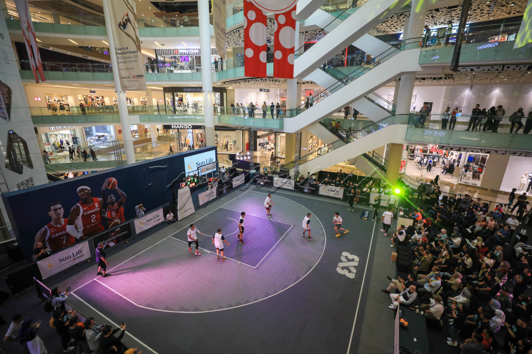 Sore itu suasana Mal Gandaria City Jakarta cukup ramai, para pengunjung tertuju ke satu titik. Celebrity match basketball yang cukup unik karena berlangsung di dalam mal ini menyita perhatian pengunjung.