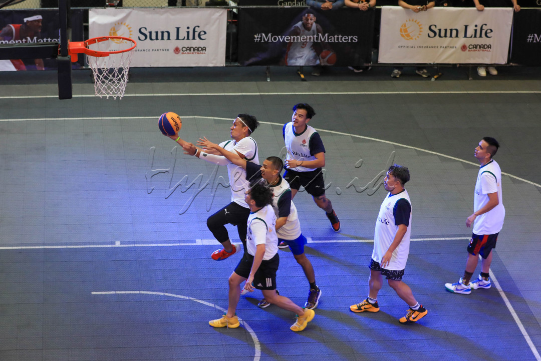 Pertandingan basket ini menampilkan dua tim selebriti kenamaan, yaitu Tim Biru yang terdiri dari Dion Wiyoko sebagai kapten tim, Jovial Da Lopez, Augie Fantinus, dan Rayi Putra.&nbsp;
