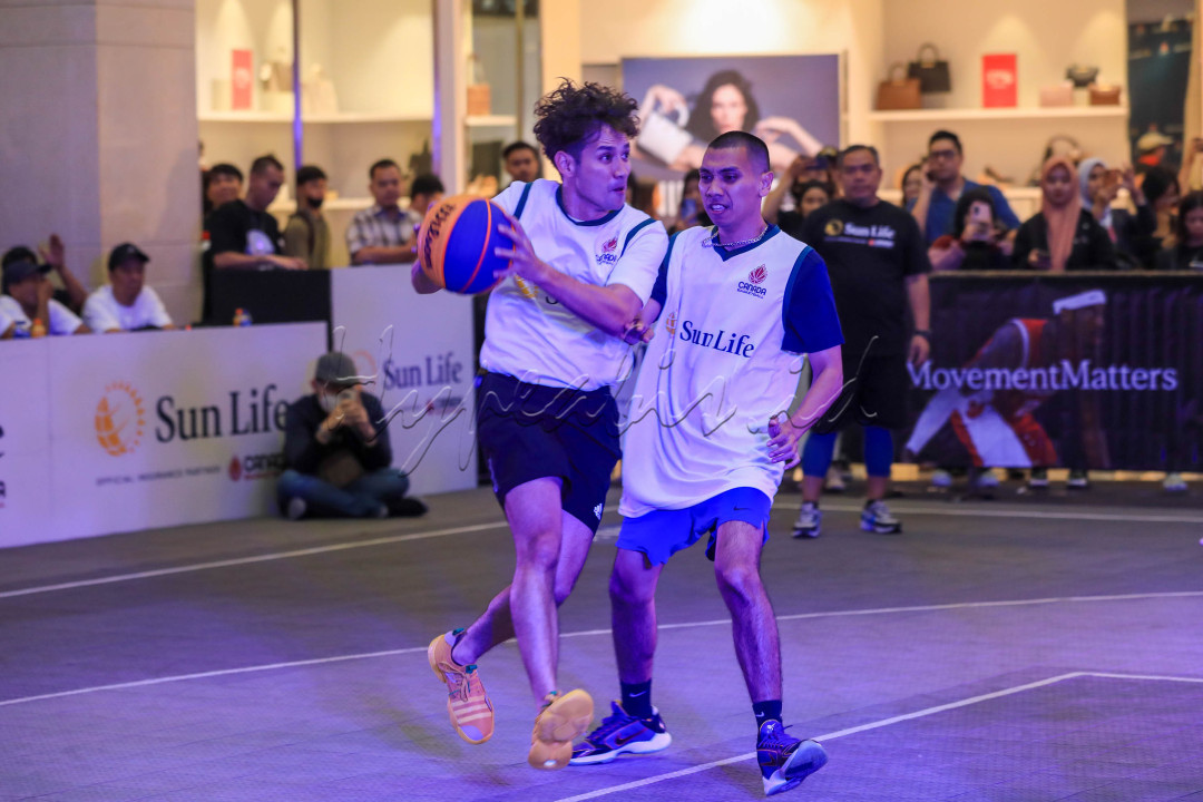 Pertandingan basket 3 lawan 3 atau 3x3 dalam acara Sun Life Celebrity &amp; Basketball Weekend ini berlangsung sengit. Tim Biru berhasil memenangkan gim ini dengan skor 13-11.&nbsp;