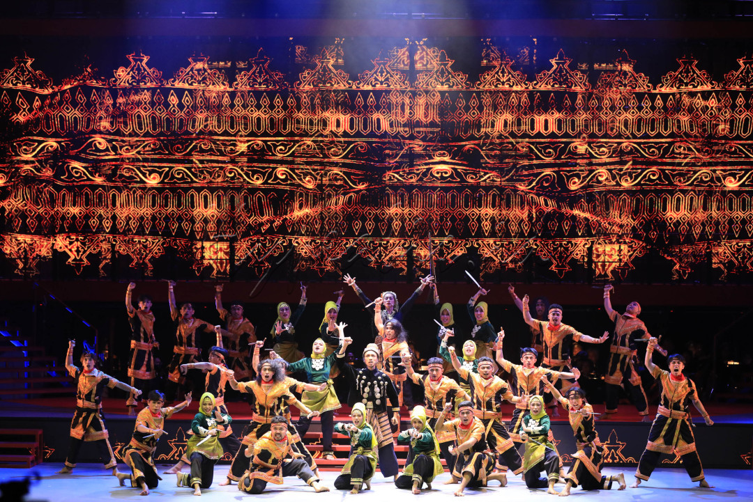Harmoni keindahan dan keragaman budaya Indonesia mulai dari tarian, musik, lagu hingga wastra Nusantara dipentaskan oleh lebih dari 300 seniman dalam Pagelaran Sabang Merauke, Pahlawan Nusantara di JIExpo Theatre, Jakarta.