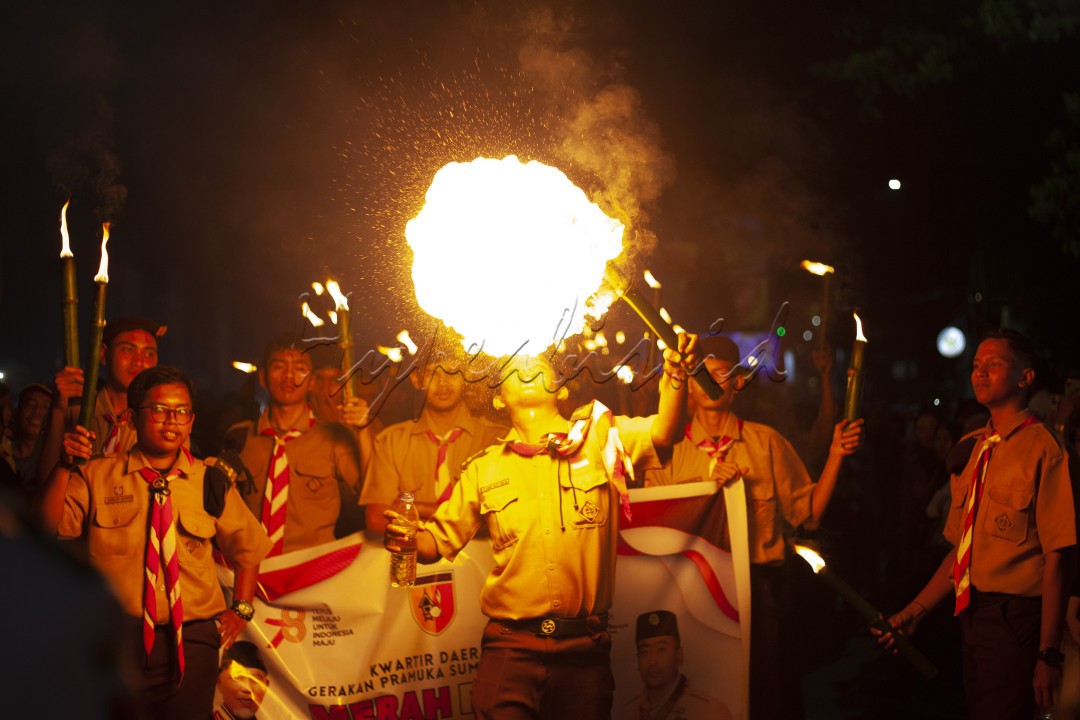 Gerakan Kepanduan Praja Muda Karana (Pramuka) turut memeriahkan&nbsp;Merah Putih Night Carnival 2023 yang digelar Pemerintah Provinsi Sumatra Barat di Jalan Jenderal Sudirman Padang, Jumat (18/8/2023) malam.