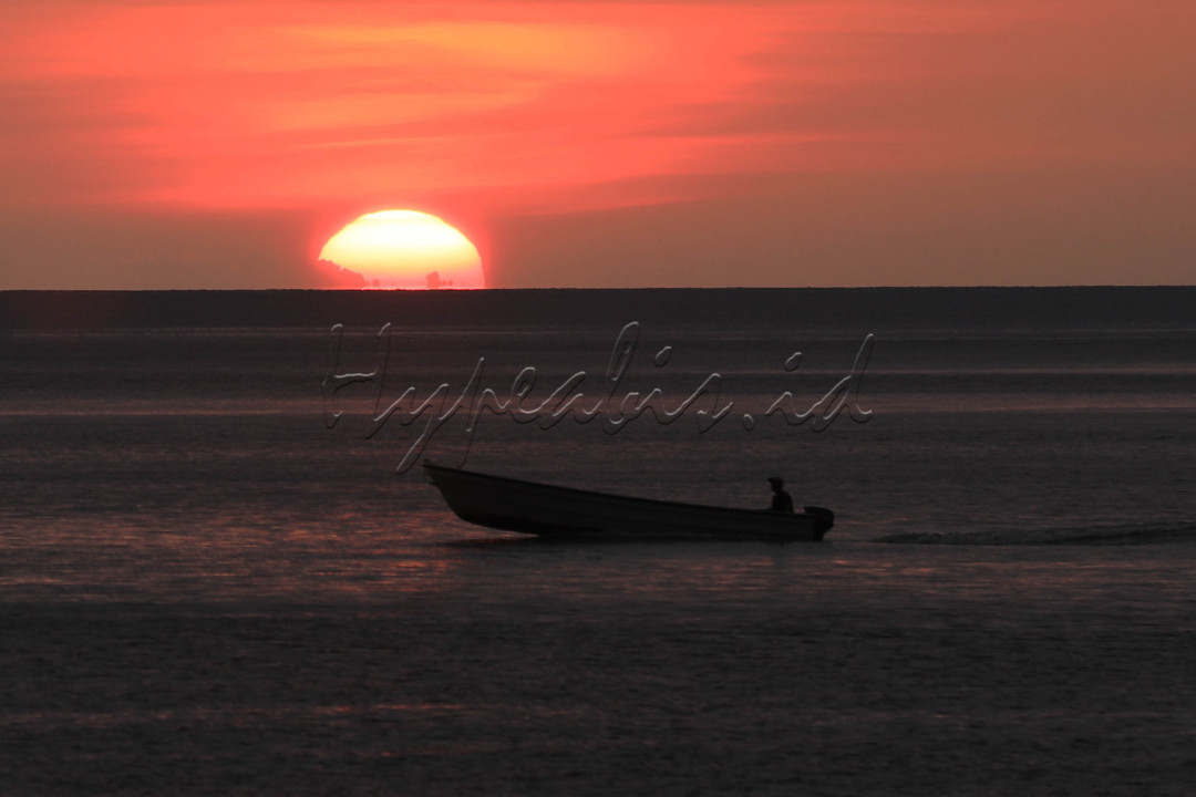 Ada banyak tempat untuk menikmati Sunset di Bajo, salah satunya di Pantai Waecicu.&nbsp;