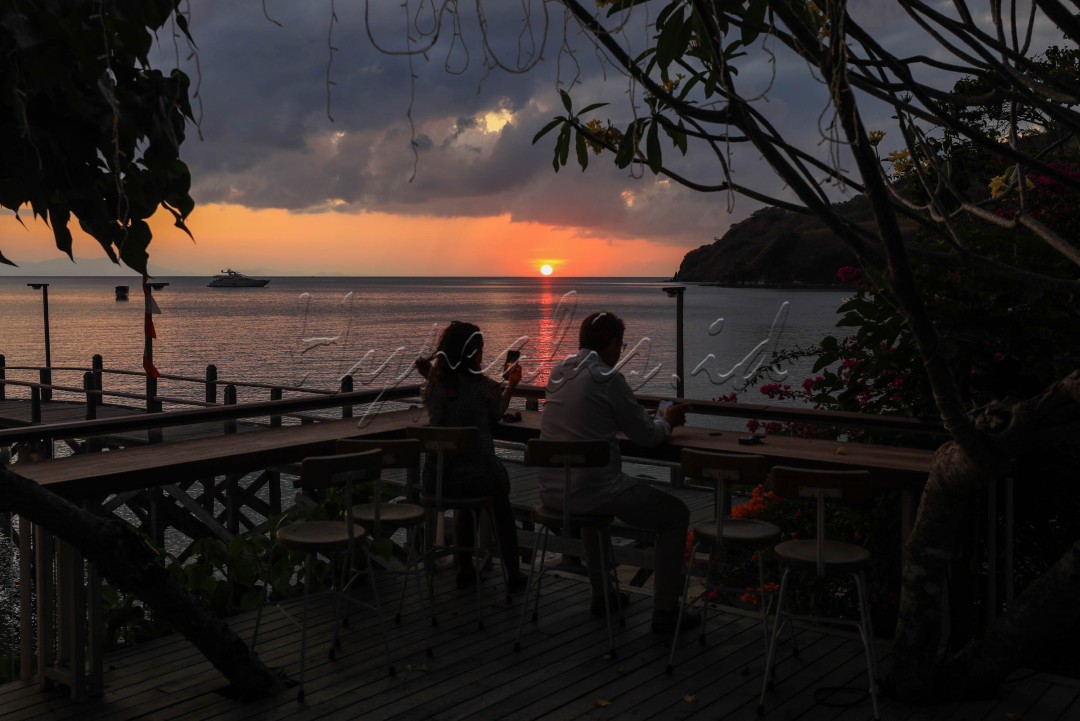 Bagi saya, sunset di sini sangat membekas karena keindahannya. Kita dapat menikmati mata hari tenggelam di antara bukit dan garis pantai yang panjang.&nbsp;