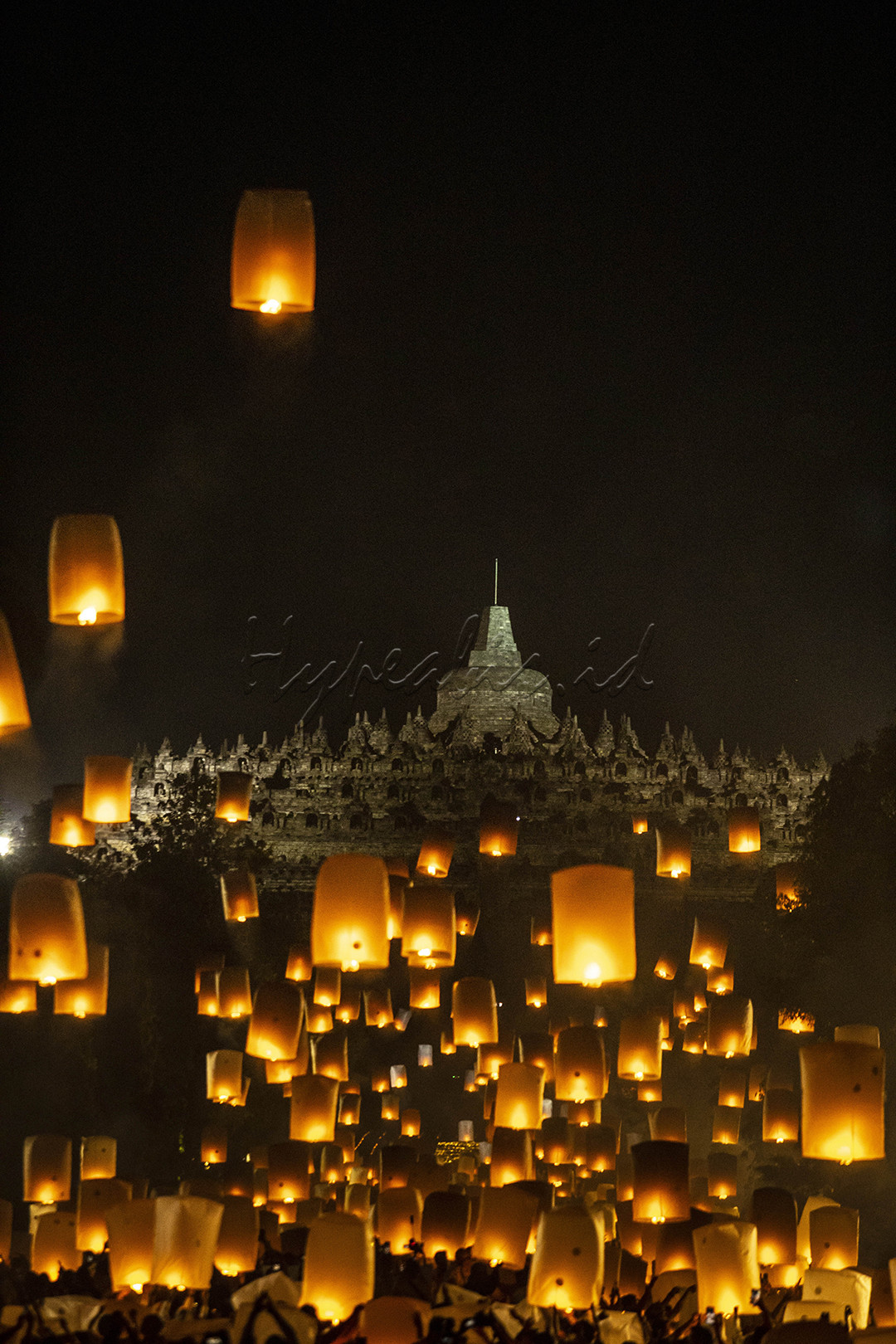 perayan hari raya waisak yg di selenggarakan di daerah candi Borobudur