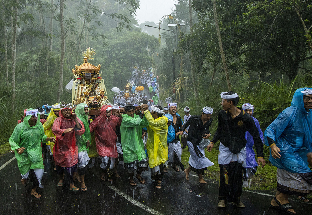 prosesi melasti yang di laksanakan tahun ini di iringan dengan derasnya hujan,tpi itu tidak menyurutkan masyrakat unutk menjlankan ritualnya