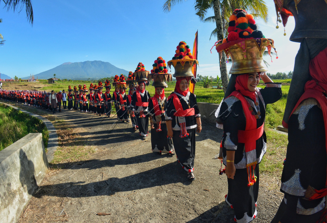 Parade pawai budaya baju "Milik" Padang magek, yang mana baju adat ini khusus dimiliki oleh wanita yang ada di desa ini, mulai dari usia kecil, remaja hingga dewasa diwajibkan memiliki baju ini sebagai bentuk rasa kesatuan dan kerukunan budaya dan kehidupan bermasyarakat.<br />
???<br />
?????