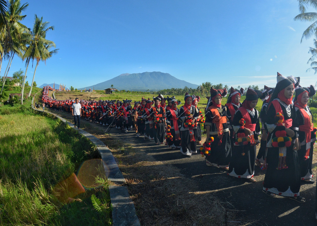 Parade pawai budaya baju "Milik" Padang magek, yang mana baju adat ini khusus dimiliki oleh wanita yang ada di desa ini, mulai dari usia kecil, remaja hingga dewasa diwajibkan memiliki baju ini sebagai bentuk rasa kesatuan dan kerukunan budaya dan kehidupan bermasyarakat.