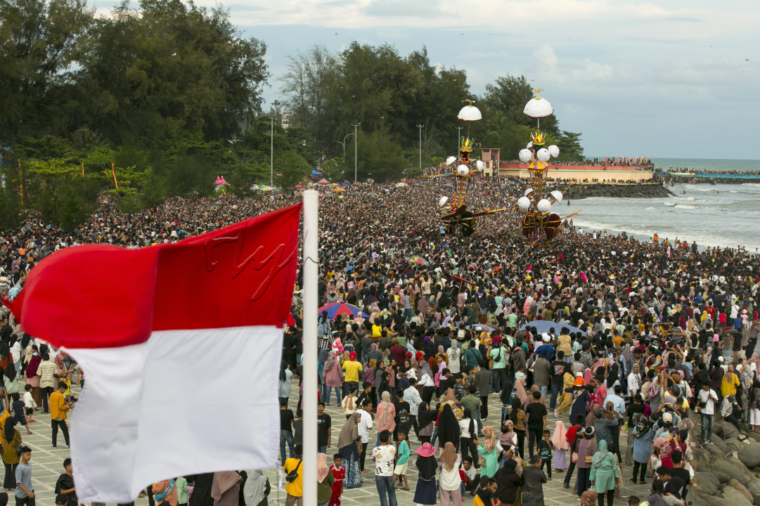 Prosesi Membuang Tabuik ke Laut yang merupakan puncak acara Festival Budaya Tabuik Pariaman digelar di Pantai Gandoriah, Kota Pariaman, Provinsi Sumatera Barat, Minggu (30/7/2023) petang. Pada prosesi ini Pantai Gadoriah berubah menjadi 'Lautan Manusia'.&nbsp;Tabuik atau Batabuik (pesta Tabuik) di Kota Pariaman memiliki sejarah panjang. Kata Tabuik sendiri berasal dari bahasa Arab (Ibrani) yakni&nbsp;At-Tabut, yang berarti peti dan keranda.<br />
Dari sejumlah literatur, pelaksanaan tradisi atau upacara tabuik ini di Pariaman resmi dimulai pada tahun 1824 Masehi, dan menjadi permainan anak nagari (masyarakat). Kini Tabuik menjadi agenda wisata tahunan di Pariaman.