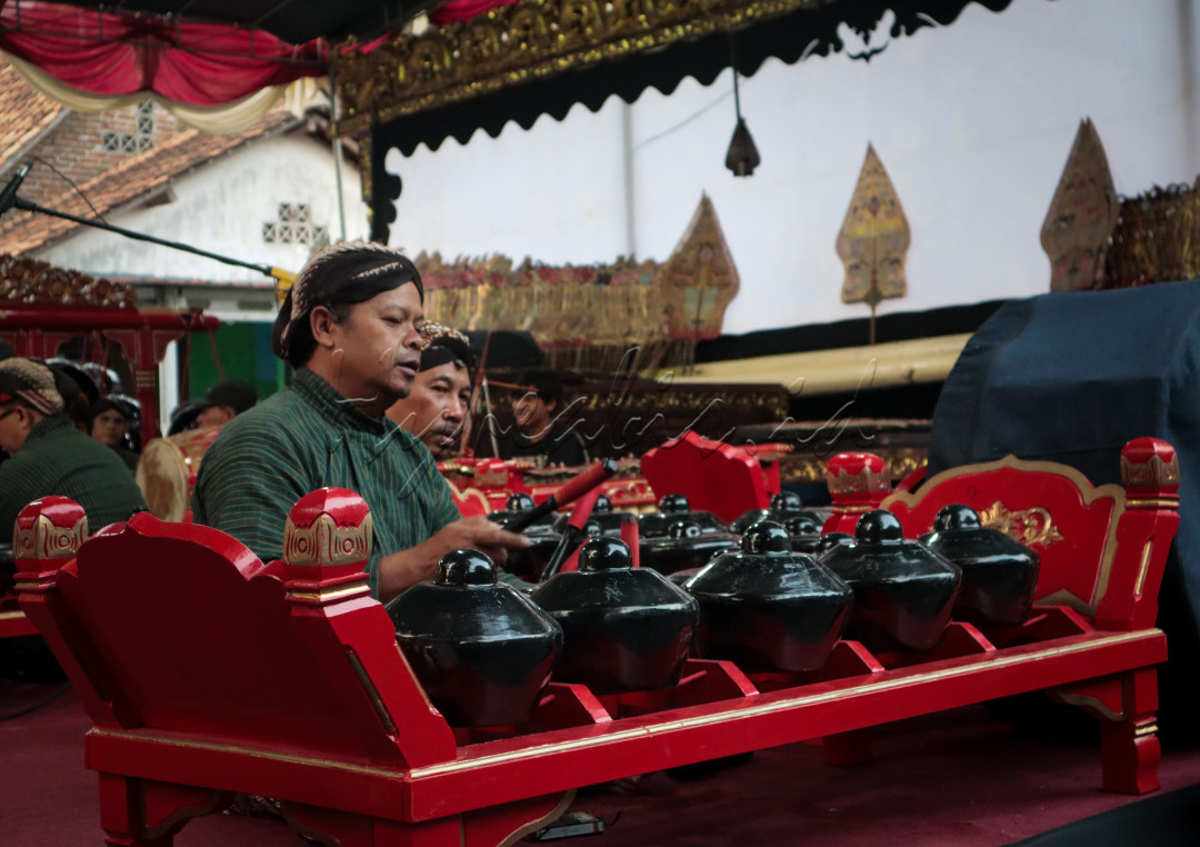 Seorang pemusik gamelan dalam acara Pentas Seni Budaya Karawitan di Yogyakarta. Acara ini digelar dalam rangka memperingati HUT 78 RI.&nbsp;