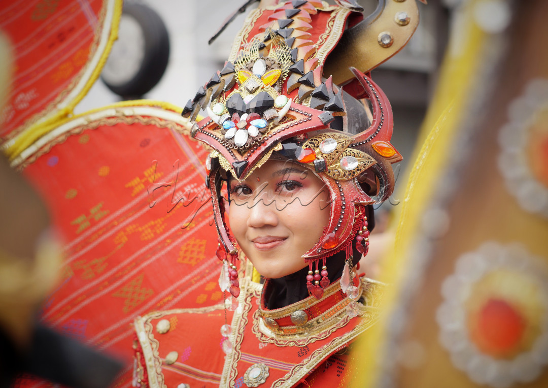 Potret senyum manis seorang gadis peserta festival Asia Africa Festival 2023 yang digelar di jalan Asia-Afrika kota Bandung, Sabtu 29 Juli 2023.&nbsp;Asia Africa Festival kembali digelar di Kota Bandung, Jawa Barat, setelah tiga tahun vakum karena pandemi Covid-19. Semarak parade yang mengundang perhatian masyarakat ini diharapkan sebagai pertanda Bandung kembali menggeliat setelah diterpa badai pandemi.