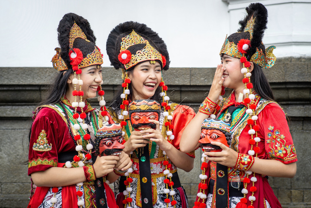 Ekpresi bahagia para gadis penari Topeng Indramayu ditengah Canda tawa setelah selesai melakukan Tugasnya di helaran pawai Budaya di Gedung sate, jalan Diponegoro, kota Bandung. Peran Gen Z untuk melestarikan Budaya, sangat penting sebagai pelestari yang bisa menjaga Budaya agar tetap eksis ditengah gempuran modernisasi.
