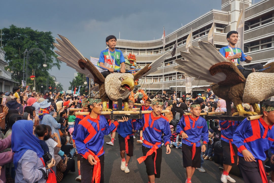 Kolaborasi Budaya dan olahraga yang disatukan dalam semarak iring-iringan sisingaan dalam bentuk Garuda yang mebawa Atlit berprestasi asal Jawa barat pada saat perayaan event Asia Africa Festival 2023 di Jalan Asia-Afrika kota Bandung