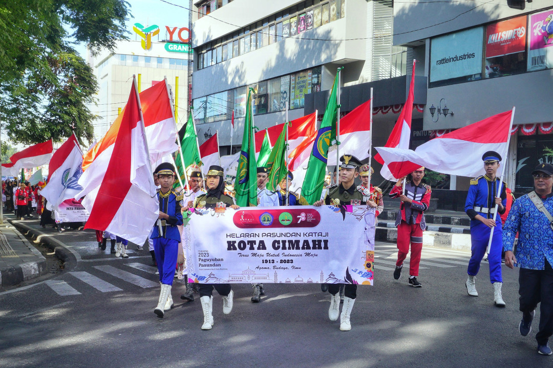Semangat para muda-mudi Gen Z yang tergabung dalam Paguyuban Pasundan merayakan semarak Kemerdekaan RI ke 78 Tahun yang bertepatan dengan Helaran Pasundan Kataji 2023. Karnaval Helaran Pasundan Kataji 2023 diikuti 3.600-an siswa dan siswi SD, SMP, SMA dan SMK Pasundan se-Bandung Raya dan Jatinangor pada Kamis (17/8/2023). Para siswa dan siswi yang mengikuti karnaval ini mulai berjalan dari Alun-alun Kota Bandung sampai ke Gedung Paguyuban Pasundan, jalan Sumatra No. 41, Kota Bandung.