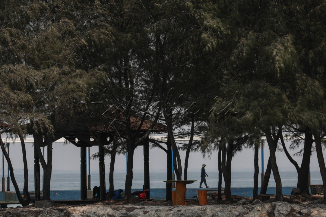 Warga beraktivitas di Pulau Untung Jawa, Kepulauan Seribu, Jakarta.&nbsp;