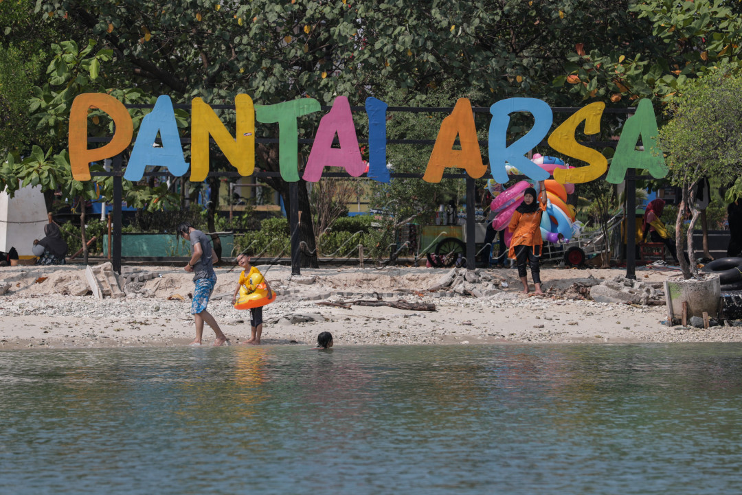 Salah satu lokasi pilihan adalah Pantai Arsa yang menawarkan berbagai kegiatan menarik seperti banana boat.