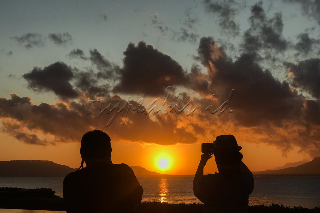 Wisatawan melihat matahari terbit di Banyuwangi, Jawa Timur.