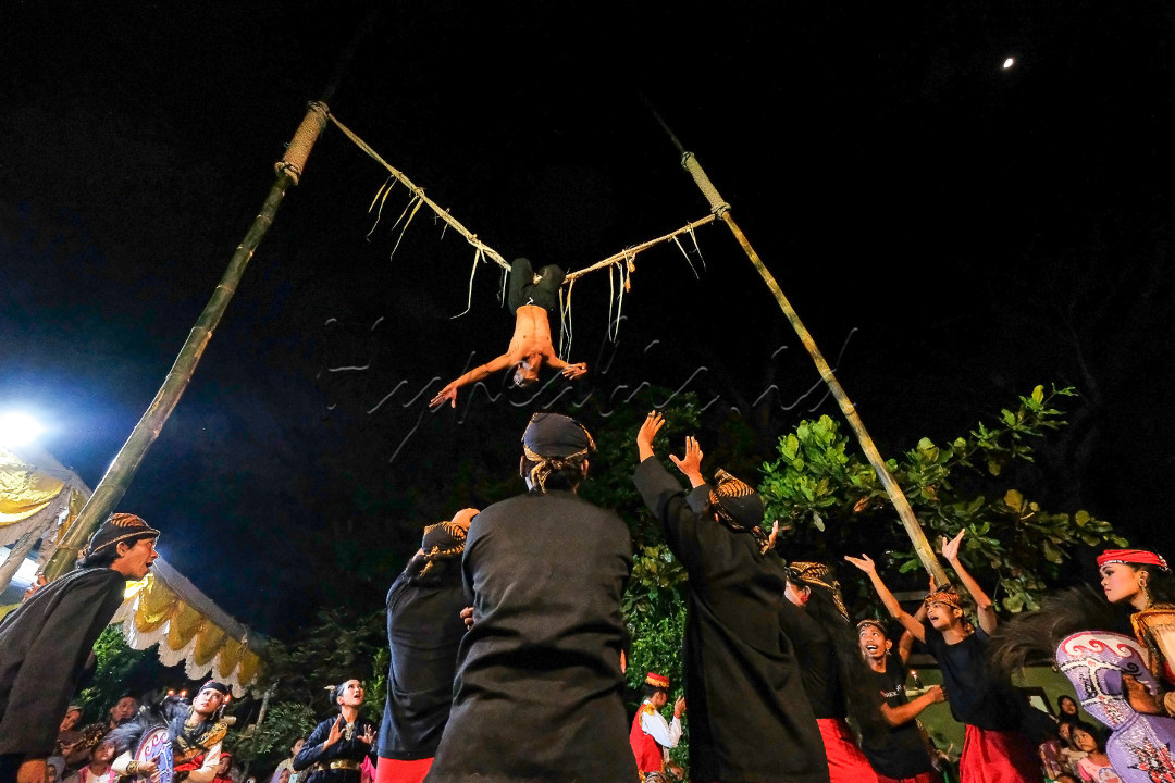 Sandur Kalingkingadalah kesenian teater tradisional yang populer di Kabupaten Bojonegoro, berbentuk dramatari dengan mengambil cerita lokal.&nbsp;Berasal dari Desa Ledok Kulon sebagai sarana pelestari kearifan masyarakat setempat setempat.