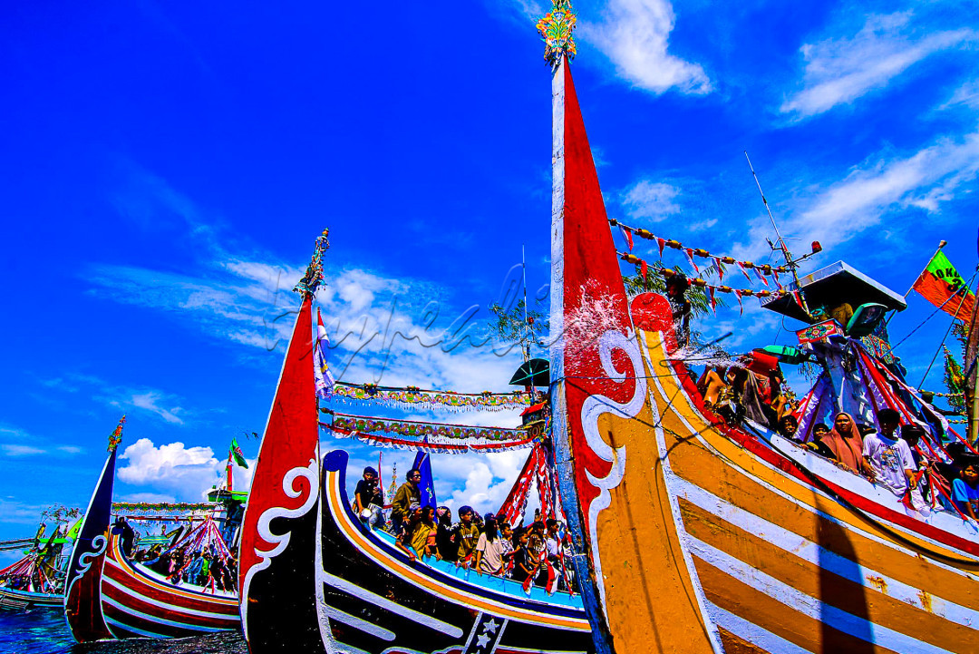 FOTO<br />
Dashboard<br />
Festival<br />
Petik Laut Muncar<br />
Petik Laut Muncar<br />
&nbsp;TPI Muncar<br />
Event Start From<br />
Selasa, 24 Aug 2021 | 10:00 WIB<br />
Event Date To<br />
Selasa, 24 Aug 2021 | 17:00 WIB<br />
Description<br />
Menyambut perayaan tahun baru penanggalan Jawa, nelayan di kawasan pesisir Muncar, menggelar Petik Laut Muncar. Petik Laut ini adalah warisan leluhur yang disebut sebagai sedekah masyarakat terhadap laut yang selama satu tahun menjadi tempat mereka mengais rezeki. Setiap tahun para nelayan setempat melaksanakan acara adat Petik Laut. Sama dengan perayaan tradisi petik laut lainnya, mereka melarung sesaji ke tengah laut menggunakan perahu. Sesaji yang dilarung nelayan diangkut dengan menggunakan perahu mini. Sesaji tersebut kepala sapi serta sejumlah hasil bumi dan laut.