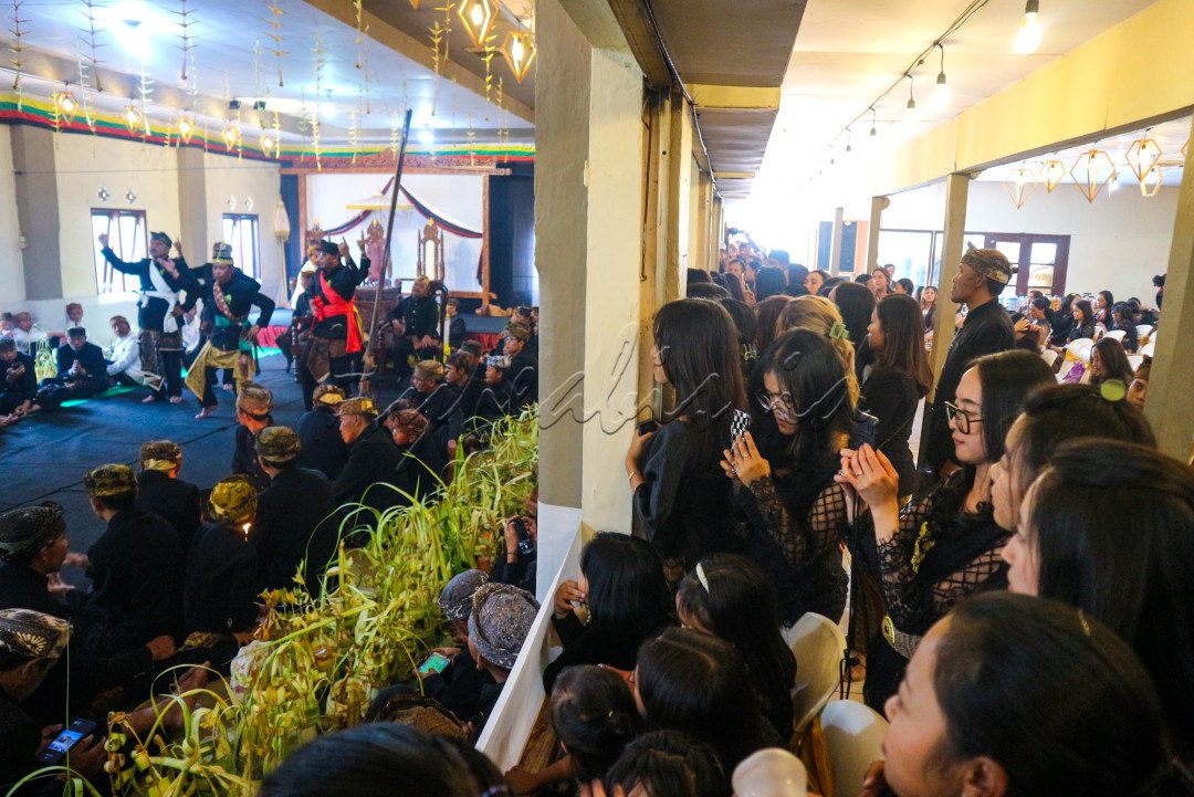 Tari Sodoran merupakan tari khas atau khusus dalam perayaan hari raya Karo. Tari ini dissajikan pada pembukaan upacara atau rangkaian upacara hari raya Karo. Tarian Sodoran merupakan salah satu dari ragam tarian khas masyarakat tengger yang memiliki nilai religious. Karena bersifat religius, maka tarian ini hanya bisa disaksikan saat hari raya Karo atau disebut juga Pujan Karo adalah suatu perayaan terbesar yang dilakukan setahun sekali, tepat bulan Karo tahun Saka. Tari Sodoran merupakan tarian sakral khas masyarakat Tengger yang melambangkan asal-usul manusia.
