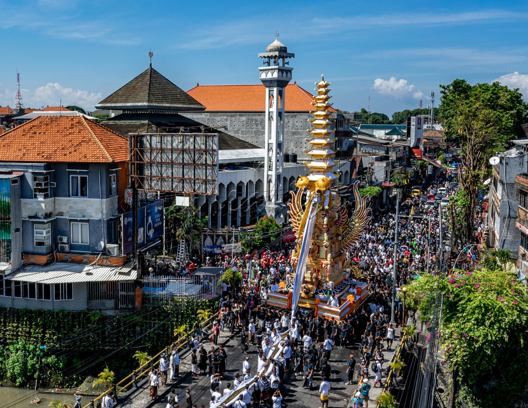 Pelebon Raja Denpasar yang dilaksanakan pada Juni 2023 merupakan salah satu moment yang banyak diabadikan oleh banyak orang, dan tentu saja tidak ketinggalan para Gen Z yang selalu ingin update di media sosial yang mereka miliki.&nbsp;