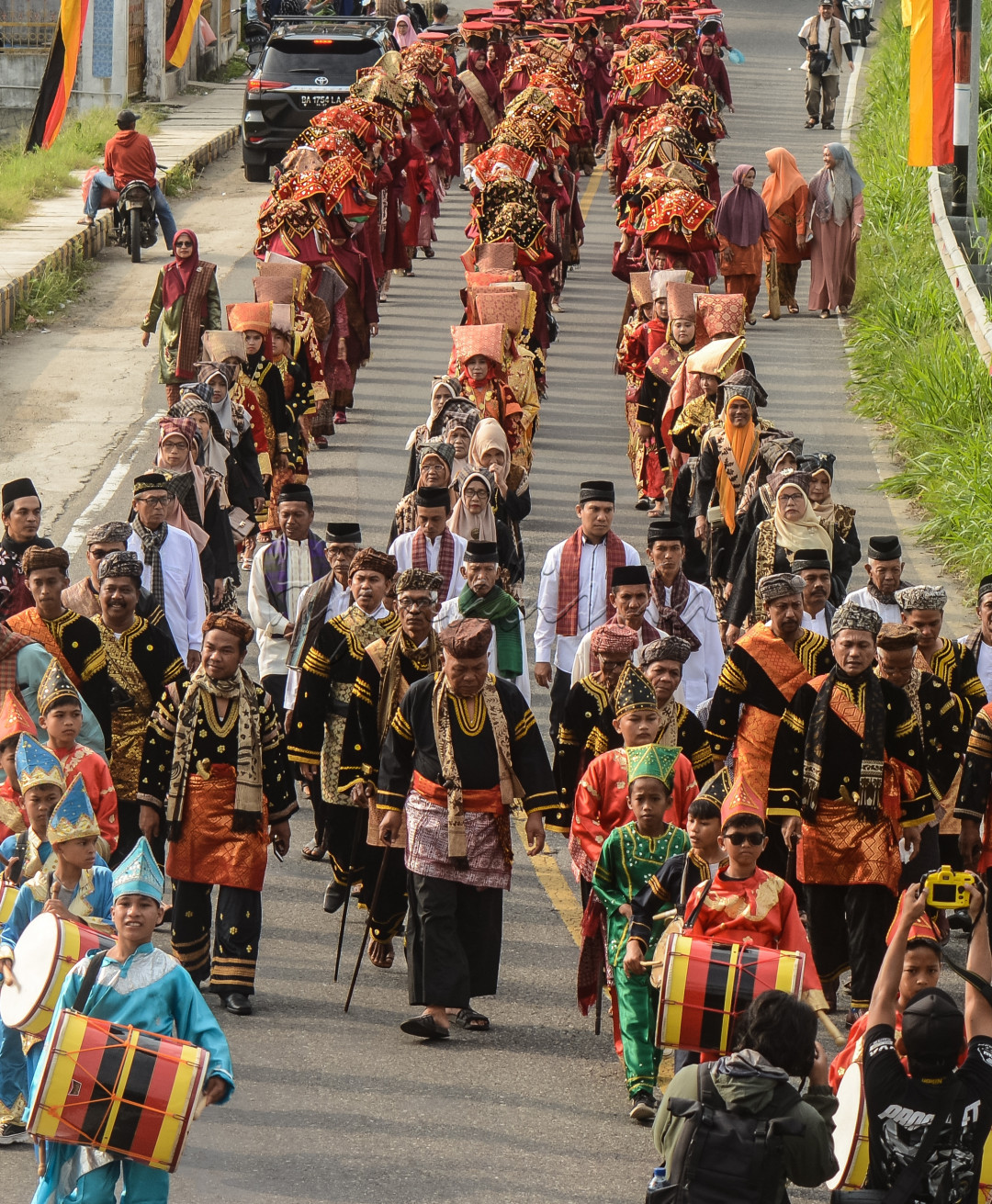 Saat ini sebuah tradisi ataupun budaya daerah bisa menjadi salah satu daya tarik penting bagi memajukan pariwisata daerah ,yang mana dengan diadakannya festival kesenian dan festival kebudayaan daerah ini, justru mengundang perhatian dan decak kagum para wisatawan yang berkunjung, bahkan sudah menjadi Iven budaya tahunan yang berkelanjutan hingga meningkatkannya pendapatan ekonomi daerah dan meningkatkan taraf kehidupan juga sumber daya manusia daerah itu sendiri.
