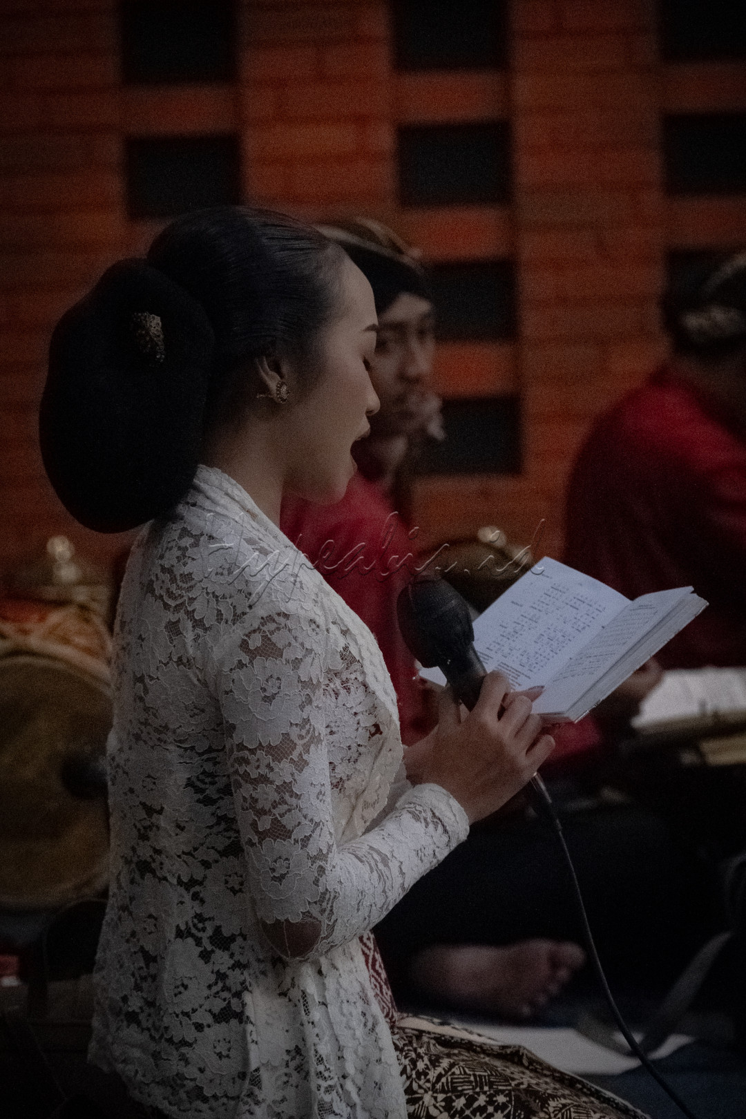 Nyanyian merdu dari sang sinden mengiringi pagelaran wayang orang di Museum Sonobudoyo, Yogyakarta. Diiringi dengan suara gamelan yang indah, nyanyian sang sinden semakin membawa penonton hanyut dalam cerita yang ditampilkan wayang orang.