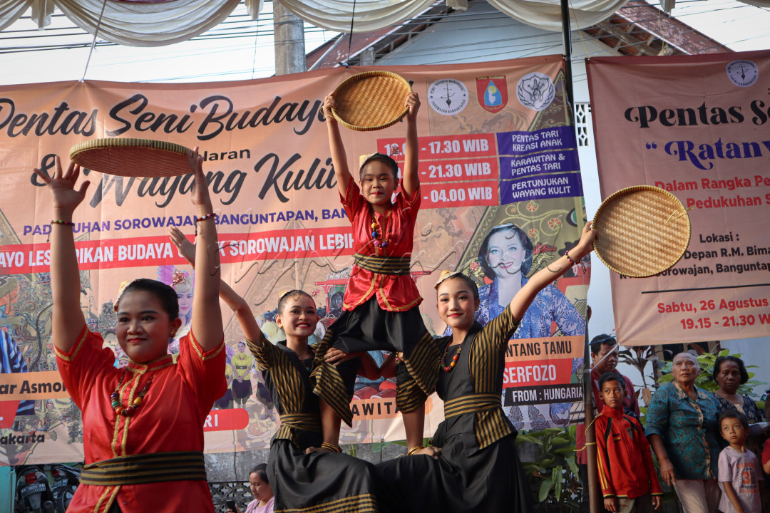 Penampilan anak-anak sanggar tari tradisional, menampilkan sebuah tari kreasi tradisional dalam rangkaian acara Pentas Seni Budaya Karawitan dalam rangka memperingati HUT 78 RI
