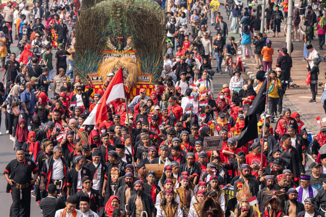 Reog merupakan salah satu seni budaya yang berasal dari&nbsp;Jawa Timurbagian barat-laut, dan&nbsp;Ponorogo&nbsp;dianggap sebagai kota asal Reog yang sebenarnya. Gerbang kota Ponorogo dihiasi oleh sosok&nbsp;warok&nbsp;dan&nbsp;gemblak, dua sosok yang ikut tampil pada saat Reog dipertunjukkan. Reog adalah salah satu budaya daerah di&nbsp;Indonesia&nbsp;yang masih sangat kental dengan hal-hal yang berbau&nbsp;mistik&nbsp;dan ilmu kebatinan yang kuat<br />
<br />
&nbsp;