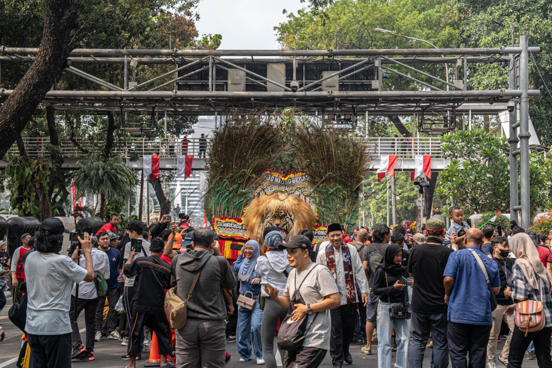Reog merupakan salah satu seni budaya yang berasal dari&nbsp;Jawa Timurbagian barat-laut, dan&nbsp;Ponorogo&nbsp;dianggap sebagai kota asal Reog yang sebenarnya. Gerbang kota Ponorogo dihiasi oleh sosok&nbsp;warok&nbsp;dan&nbsp;gemblak, dua sosok yang ikut tampil pada saat Reog dipertunjukkan. Reog adalah salah satu budaya daerah di&nbsp;Indonesia&nbsp;yang masih sangat kental dengan hal-hal yang berbau&nbsp;mistik&nbsp;dan ilmu kebatinan yang kuat