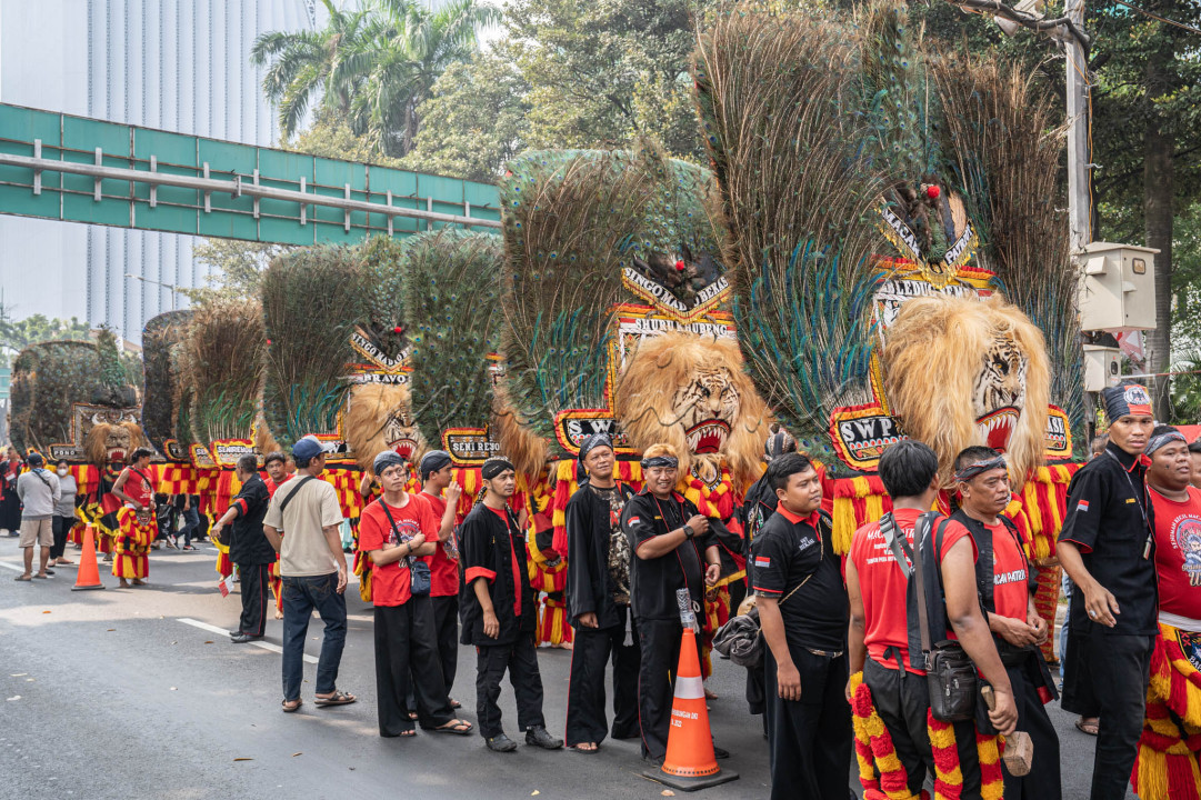 Reog merupakan salah satu seni budaya yang berasal dari&nbsp;Jawa Timurbagian barat-laut, dan&nbsp;Ponorogo&nbsp;dianggap sebagai kota asal Reog yang sebenarnya. Gerbang kota Ponorogo dihiasi oleh sosok&nbsp;warok&nbsp;dan&nbsp;gemblak, dua sosok yang ikut tampil pada saat Reog dipertunjukkan. Reog adalah salah satu budaya daerah di&nbsp;Indonesia&nbsp;yang masih sangat kental dengan hal-hal yang berbau&nbsp;mistik&nbsp;dan ilmu kebatinan yang kuat