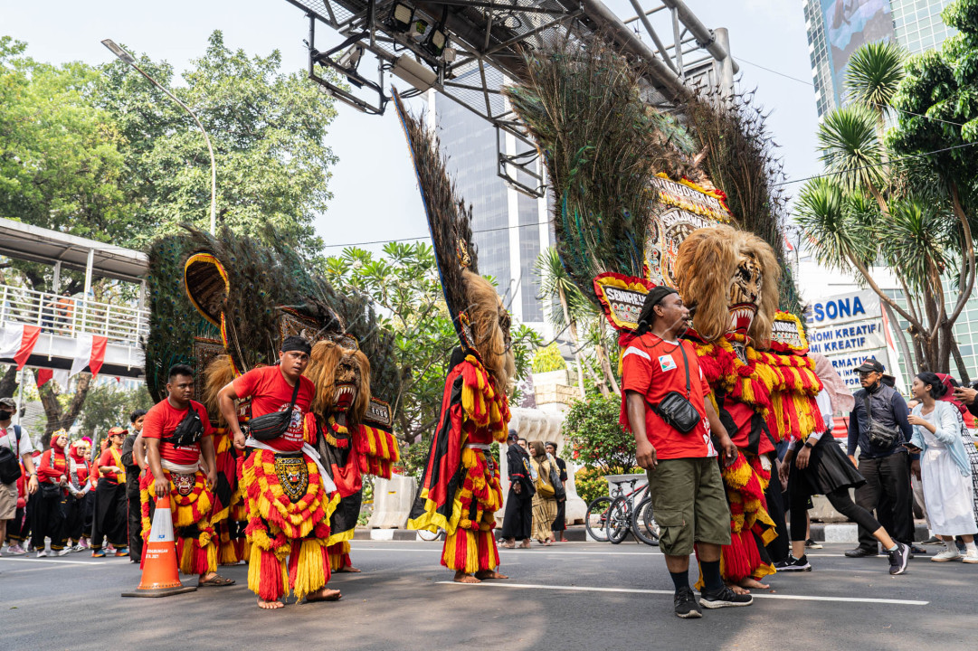 Reog merupakan salah satu seni budaya yang berasal dari&nbsp;Jawa Timurbagian barat-laut, dan&nbsp;Ponorogo&nbsp;dianggap sebagai kota asal Reog yang sebenarnya. Gerbang kota Ponorogo dihiasi oleh sosok&nbsp;warok&nbsp;dan&nbsp;gemblak, dua sosok yang ikut tampil pada saat Reog dipertunjukkan. Reog adalah salah satu budaya daerah di&nbsp;Indonesia&nbsp;yang masih sangat kental dengan hal-hal yang berbau&nbsp;mistik&nbsp;dan ilmu kebatinan yang kuat