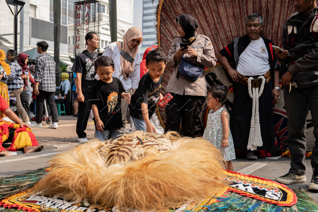 Reog merupakan salah satu seni budaya yang berasal dari&nbsp;Jawa Timurbagian barat-laut, dan&nbsp;Ponorogo&nbsp;dianggap sebagai kota asal Reog yang sebenarnya. Gerbang kota Ponorogo dihiasi oleh sosok&nbsp;warok&nbsp;dan&nbsp;gemblak, dua sosok yang ikut tampil pada saat Reog dipertunjukkan. Reog adalah salah satu budaya daerah di&nbsp;Indonesia&nbsp;yang masih sangat kental dengan hal-hal yang berbau&nbsp;mistik&nbsp;dan ilmu kebatinan yang kuat