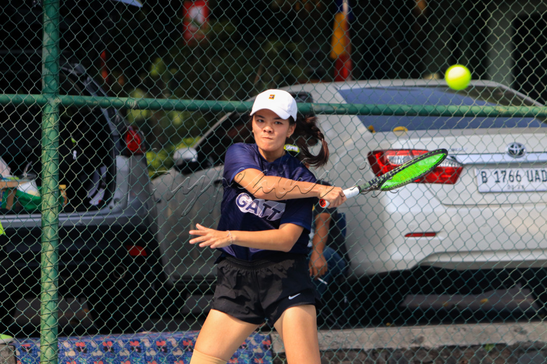Tampak wajah expresif dalam bermain tenis