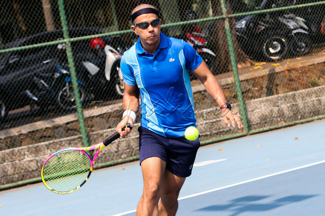 Fesyun dalam bermain tenis dapat menambah semangat dan ketertarikan