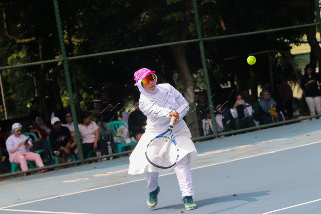 Fesyun pemain berhijab dalam bermain tenis