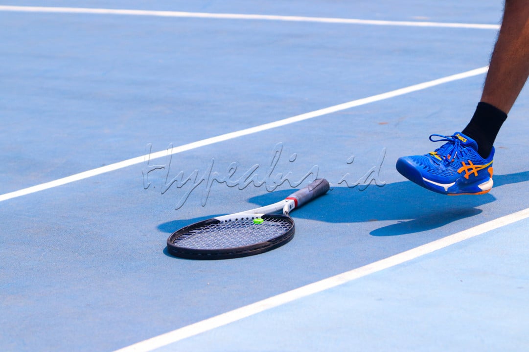 Dalam kekalahan bermain, biasanya pemain tenis membanting raketnya di lapangan