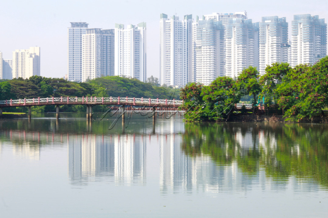 Danau ini dikelilingi oleh hutan kota yang menjadikan keduanya sebagai ruang terbuka biru dan ruang terbuka hijau. Danau ini berfungsi sebagai cadangan air sedangkan hutan kota yang mengelilinginya berfungsi sebagai paru - paru kota.