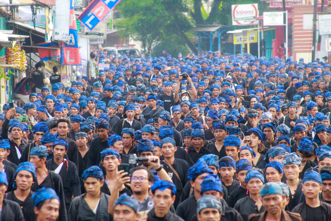 Rombongan seba baduy berjalan kaki menuju pendopo kabupaten untuk bersilaturahmi dengan bupati kabupaten Lebak
