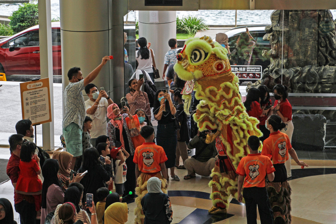 Sejumlah pengunjung berkumpul untuk menyaksikan atraksi barongsai di Trans Studio Mall Makassar, Sulawesi Selatan, Jumat (20/1/2023).