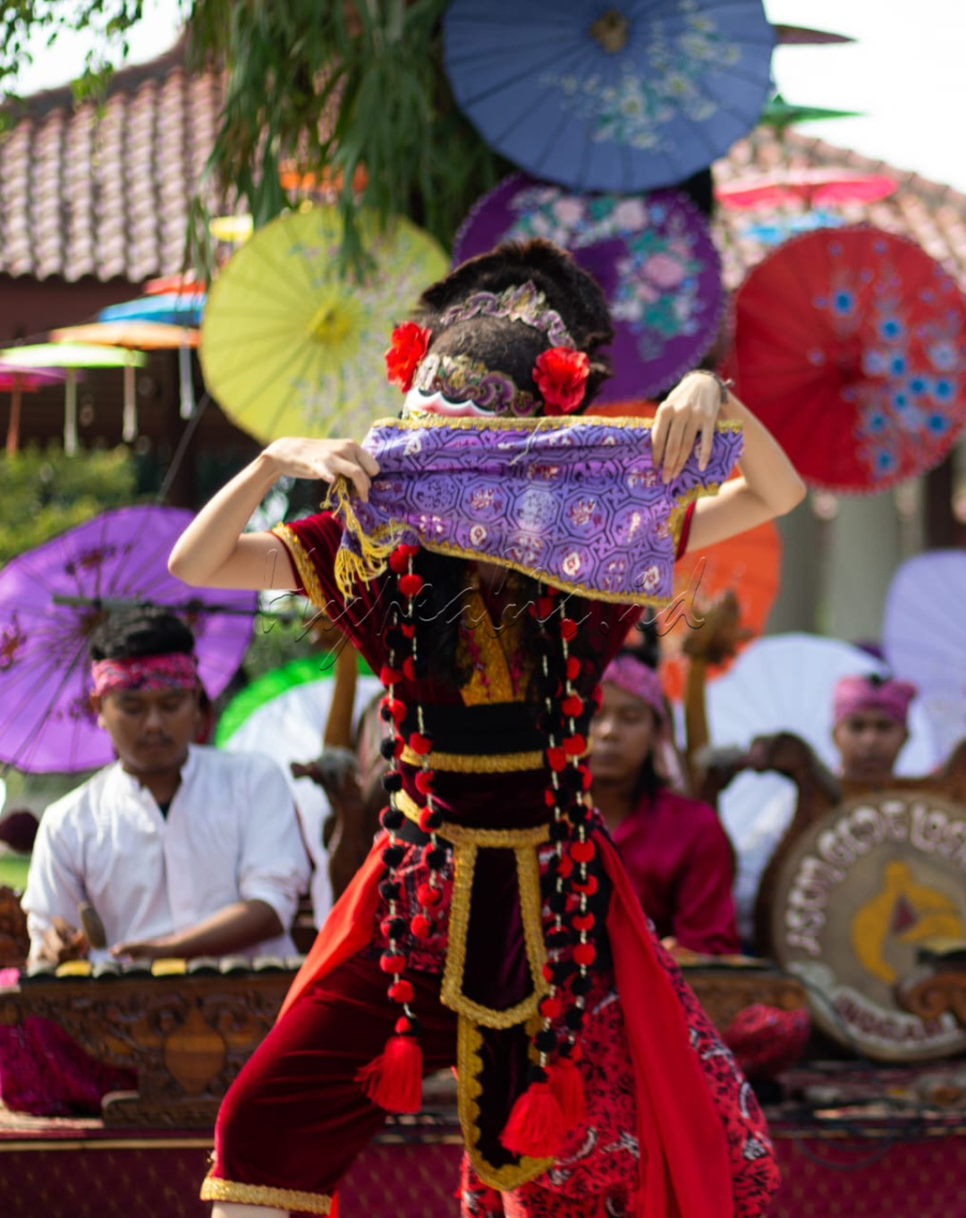 Tarian Gandrung<br />
&nbsp; memang menjadi salah satu ikon Kabupaten Banyuwangi dengan sebutan "Kota Gandrung". Tarian Gandrung memang tidak sekadar seni pertunjukkan. Pada masa Kolonial Belanda, Tarian Gandrung bahkan menjadi simbol perlawanan dengan menjadi mata-mata keberadaan pasukan Belanda. Informasi tersebut disampaikan kepada pasukan gerilya, sekaligus memberikan suplai logistik.
