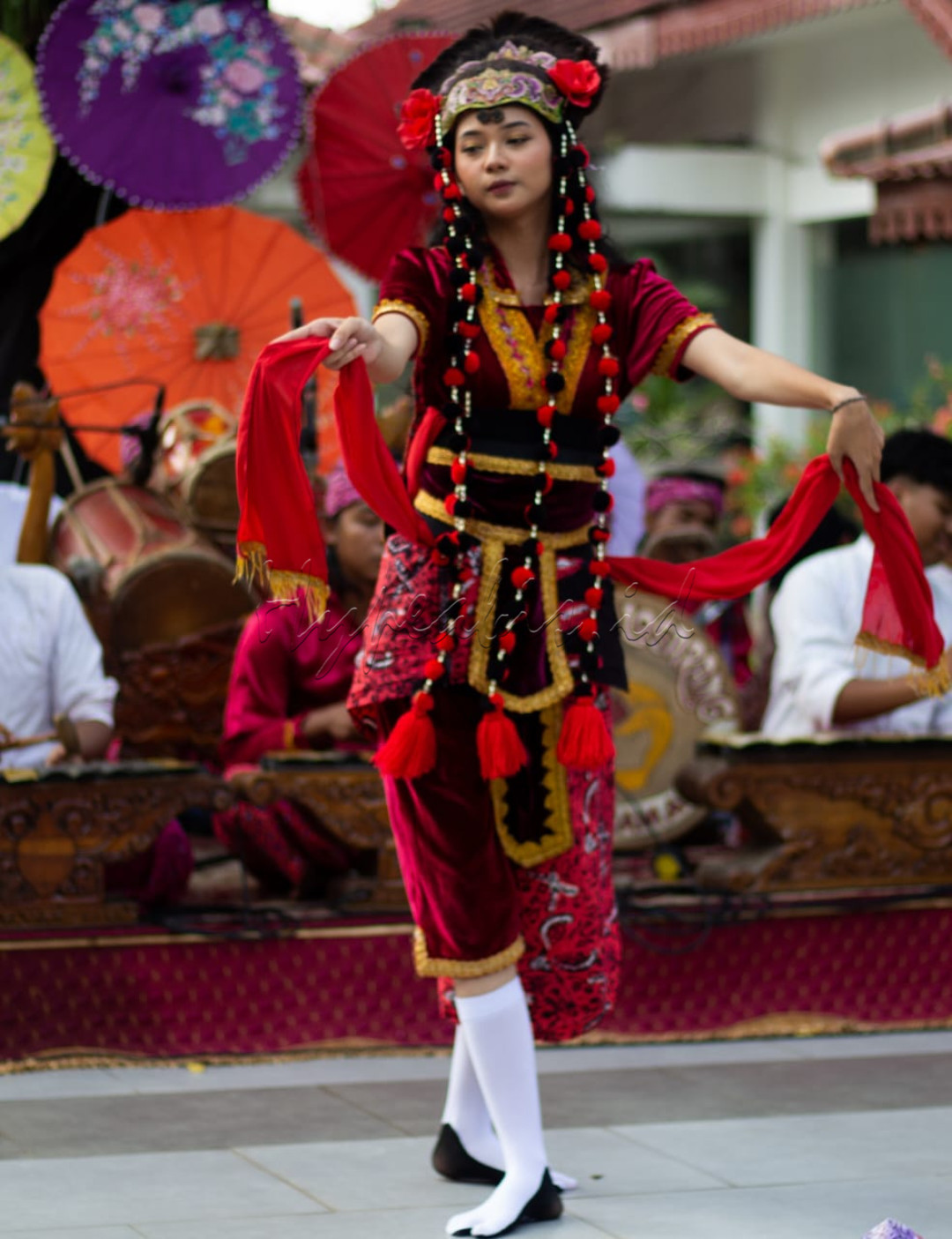 Tarian Gandrung<br />
&nbsp; memang menjadi salah satu ikon Kabupaten Banyuwangi dengan sebutan "Kota Gandrung". Tarian Gandrung memang tidak sekadar seni pertunjukkan. Pada masa Kolonial Belanda, Tarian Gandrung bahkan menjadi simbol perlawanan dengan menjadi mata-mata keberadaan pasukan Belanda. Informasi tersebut disampaikan kepada pasukan gerilya, sekaligus memberikan suplai logistik.
