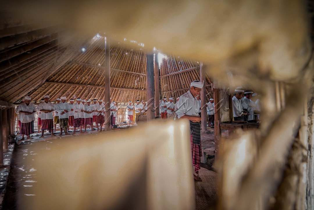 Seperti halnya lebaran syariat secara nasional di kenal dengan Idul Fitri dan Idul Adha. Di Bayan Kabupaten Lombok Utara Provinsi Nusa Tenggara Barat, memiliki tradisi lebaran adat yang hingga kini masih dijalani dan diyakini masyarakat tradisional Bayan. Lebaran di Bayan Lombok Utara juga memiliki esensi atau nilai yang sama dengan lebaran yang lazim dilaksanakn oleh umat Islam kebanyakan di negeri ini, hanya saja digelar tiga hari setelah perayaan lebaran syariat.<br />
Perayaan lebaran adat &ldquo;Idul Fitri&rdquo; untuk setiap tahunnya, biasa ditandai dengan sholat id di Mesjid Kuno Bayan. Pada tahun ini, kegiatan keagamaan serupa kembali digelar di Mesjid Kuno Bayan oleh masyarakat adat Bayan Kabupaten Lombok Utara