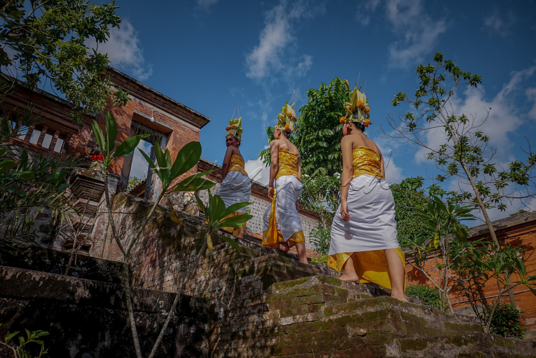 Upacara Pujawali, di berbagai tempat lain pelaksanaannya dilakukan sepenuhnya oleh umat Hindu. Namun khusus di Pura Lingsar, upacara pujawali setempat dirangkai dengan tradisi perang topat. Sebuah tradisi yang pelaksanaannya didominasi masyarakat suku Sasak&ndash;penduduk asli Lombok, bersama masyarakat dari suku Bali yang telah turun temurun bermukim di Lombok.