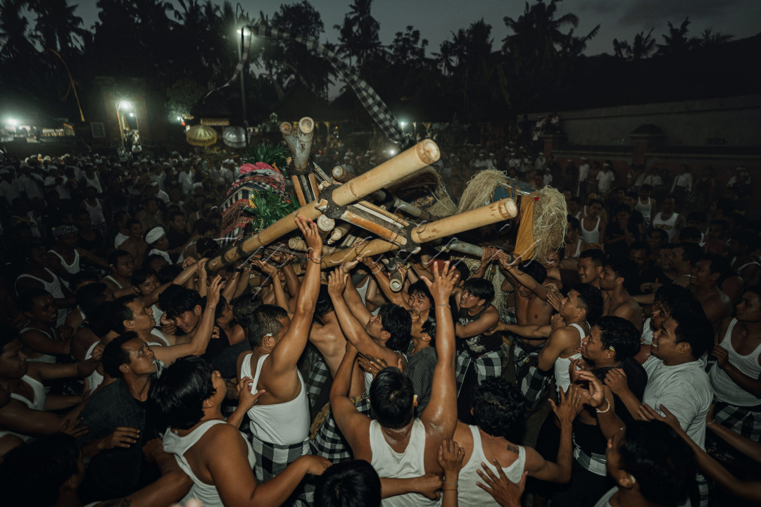 Dewa Mesraman atau Masraman adalah tradisi wajib digelar di Banjar Timbrah, Desa Adat Paksebali, Kecamatan Dawan, Kabupaten Klungkung yg dilaksanak 6 bulan sekali dan merupakan rangkaian dari upacara pujawali Pura Panti Timbrah. Tradisi ini dilakukan oleh Lelaki yang dewasa termasuk para pemuda Gen Z yang berasal dari desa setempat. Dewa Mesraman juga menjadi salah satu daya tarik wisata baik domestik dan manca negara karena keunikannya.